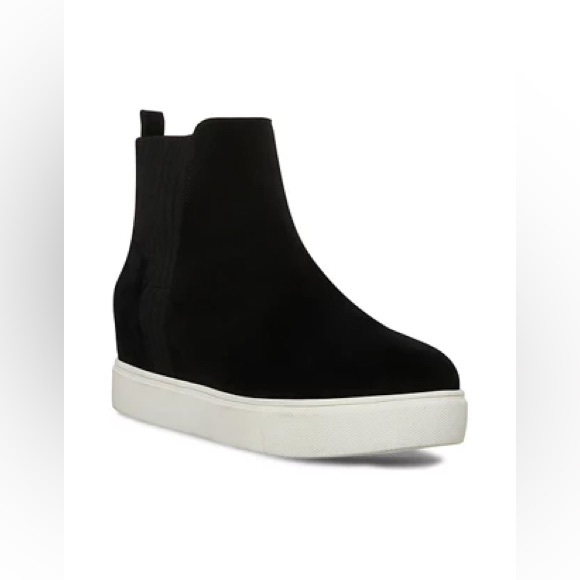 Ankle-boot silhouette Steve Madden sneakers, rendered in refined suede. … - Picture 1 of 13